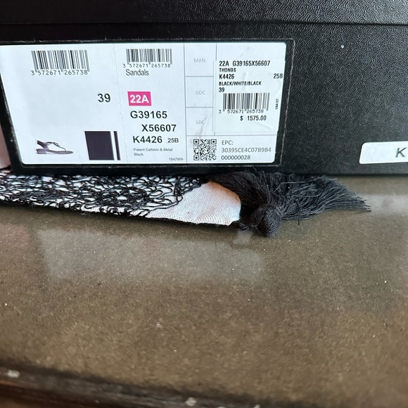 Chanel patent flower sandals - Picture 2 of 7